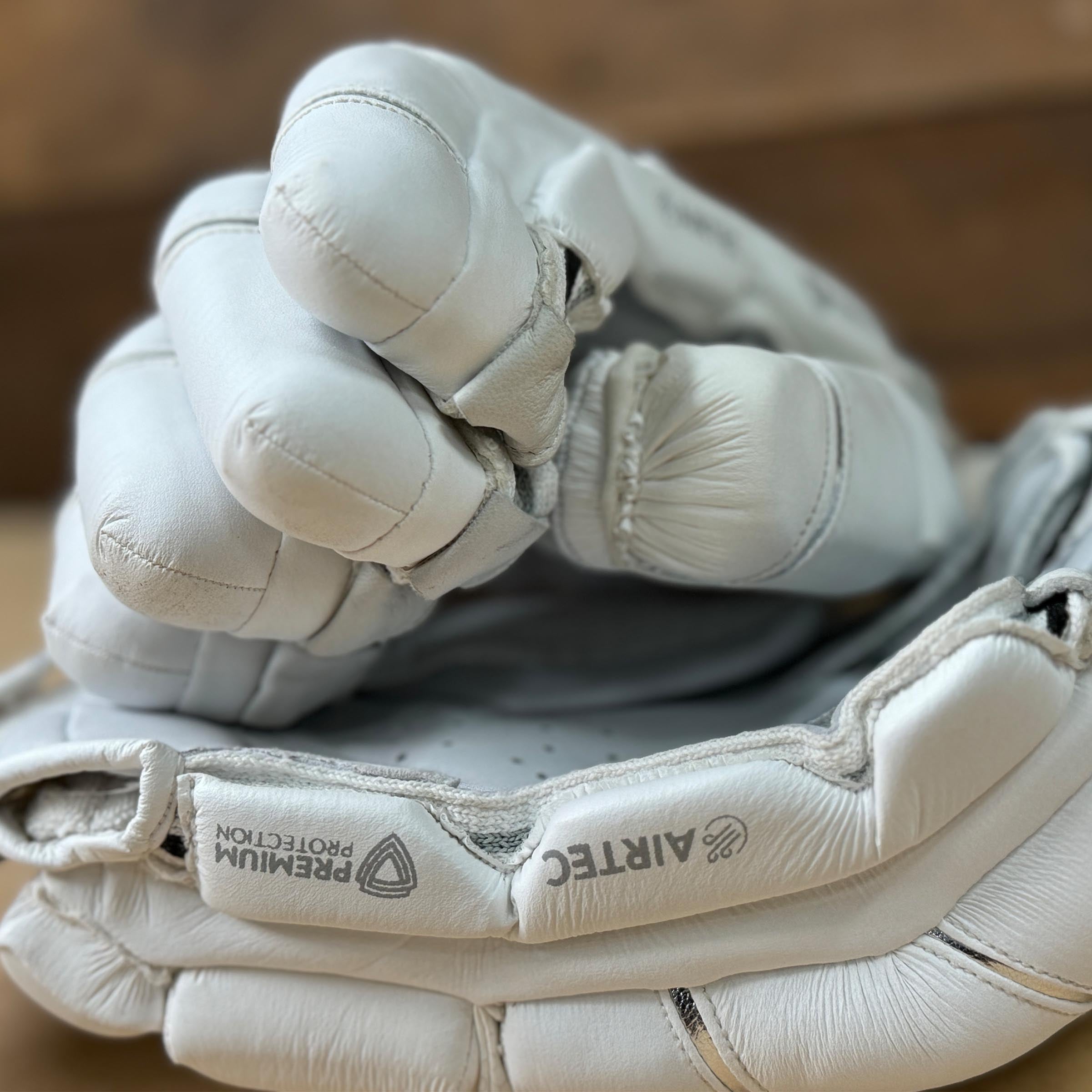 BISON GLOVES 2024 with pre-bent sausage fingers and AIRTEC gussets for maximum protection and comfort in premium calf leather.