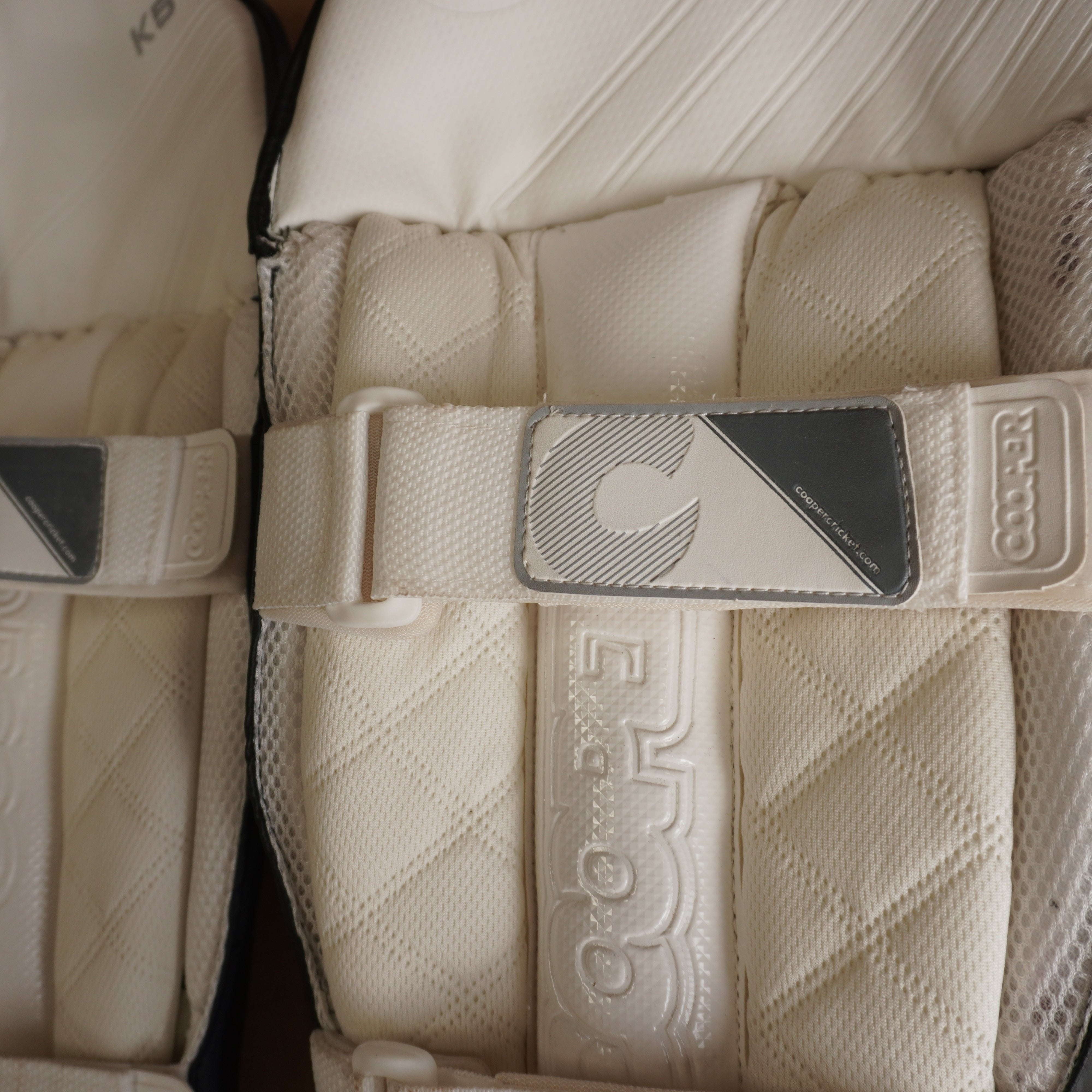 K5 WICKET KEEPING PADS - BLACK - ADULT