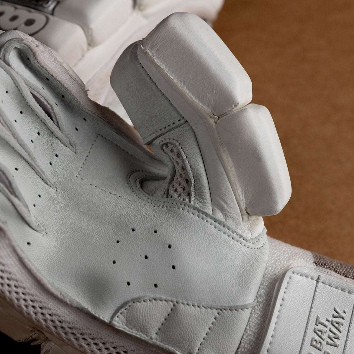 VIRTUS GLOVES - Cooper Cricket