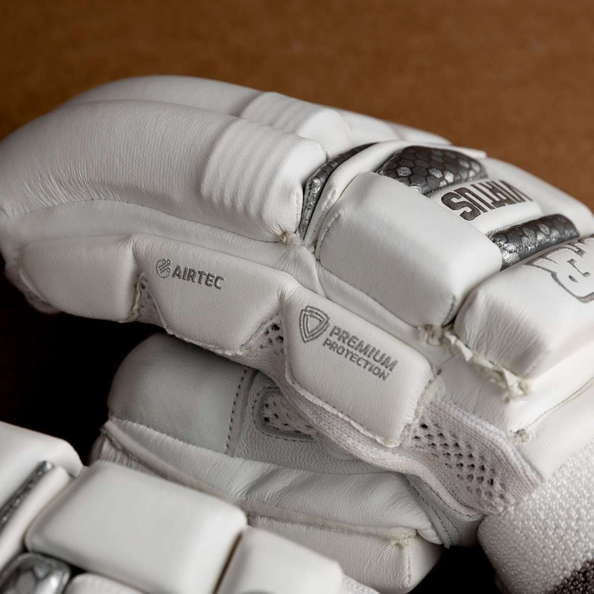 VIRTUS GLOVES - Cooper Cricket