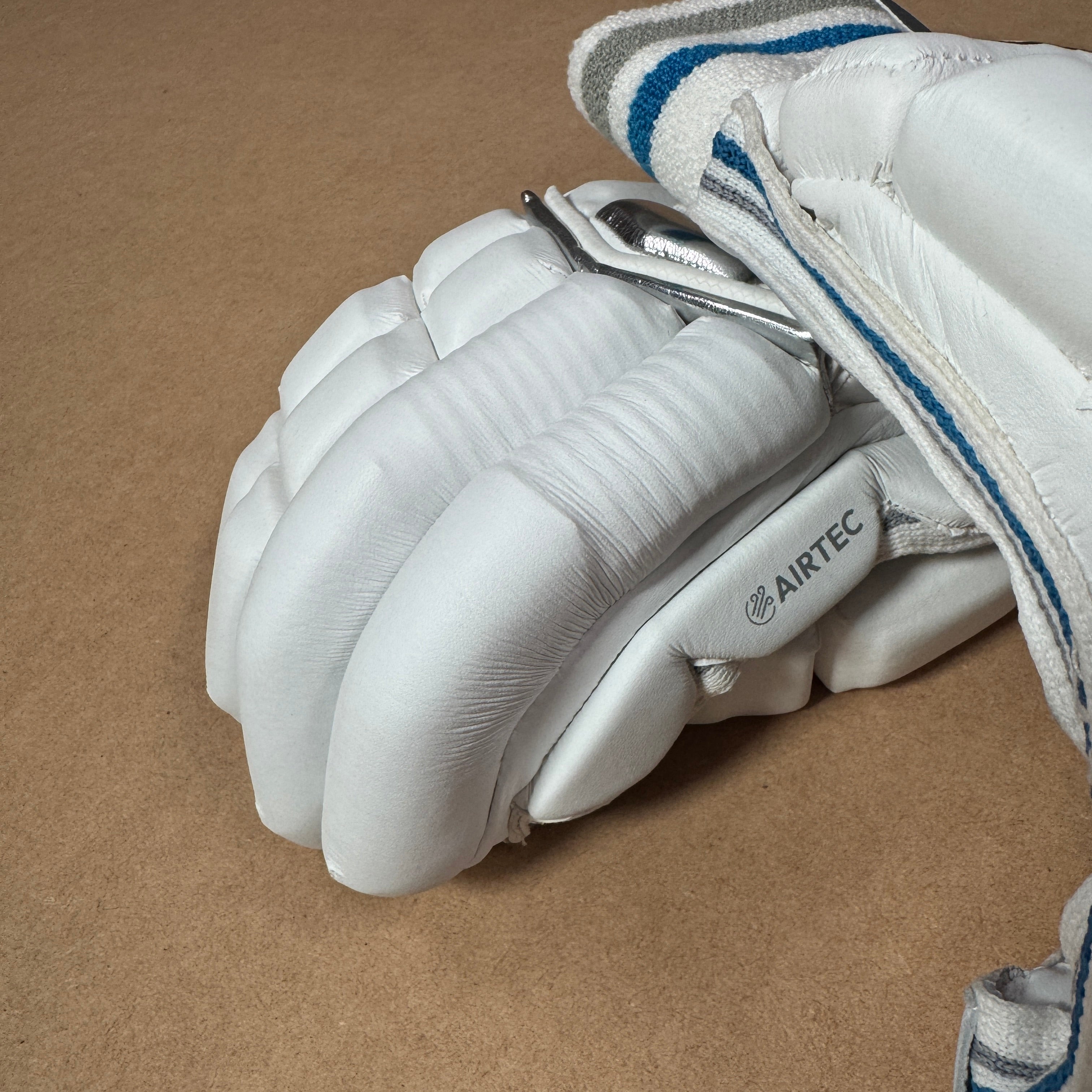 AM7 GLOVES 2024/25