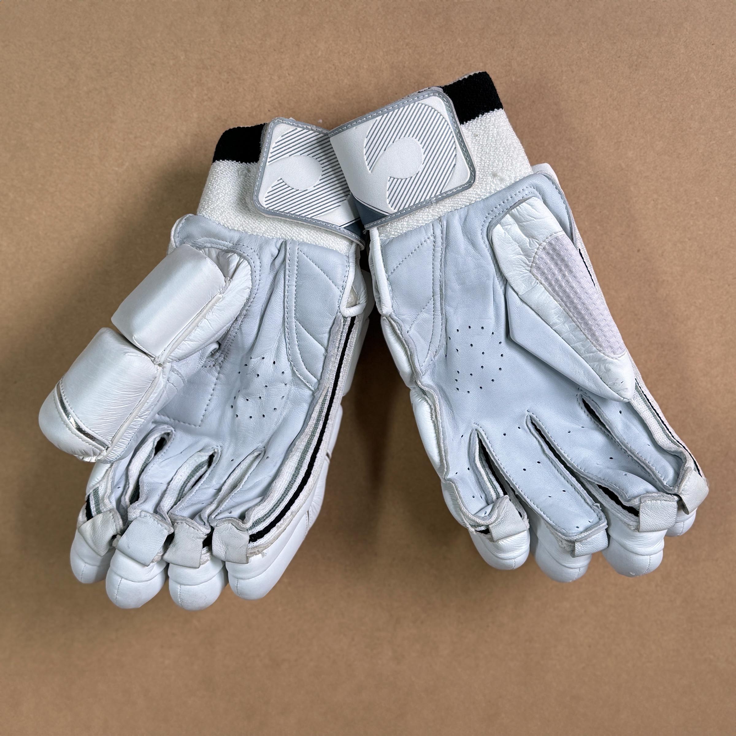 BISON Gloves 2024/25 with pre-bent sausage fingers, premium calf leather palm, 3D styling, and AIRTEC gussets for ventilation.