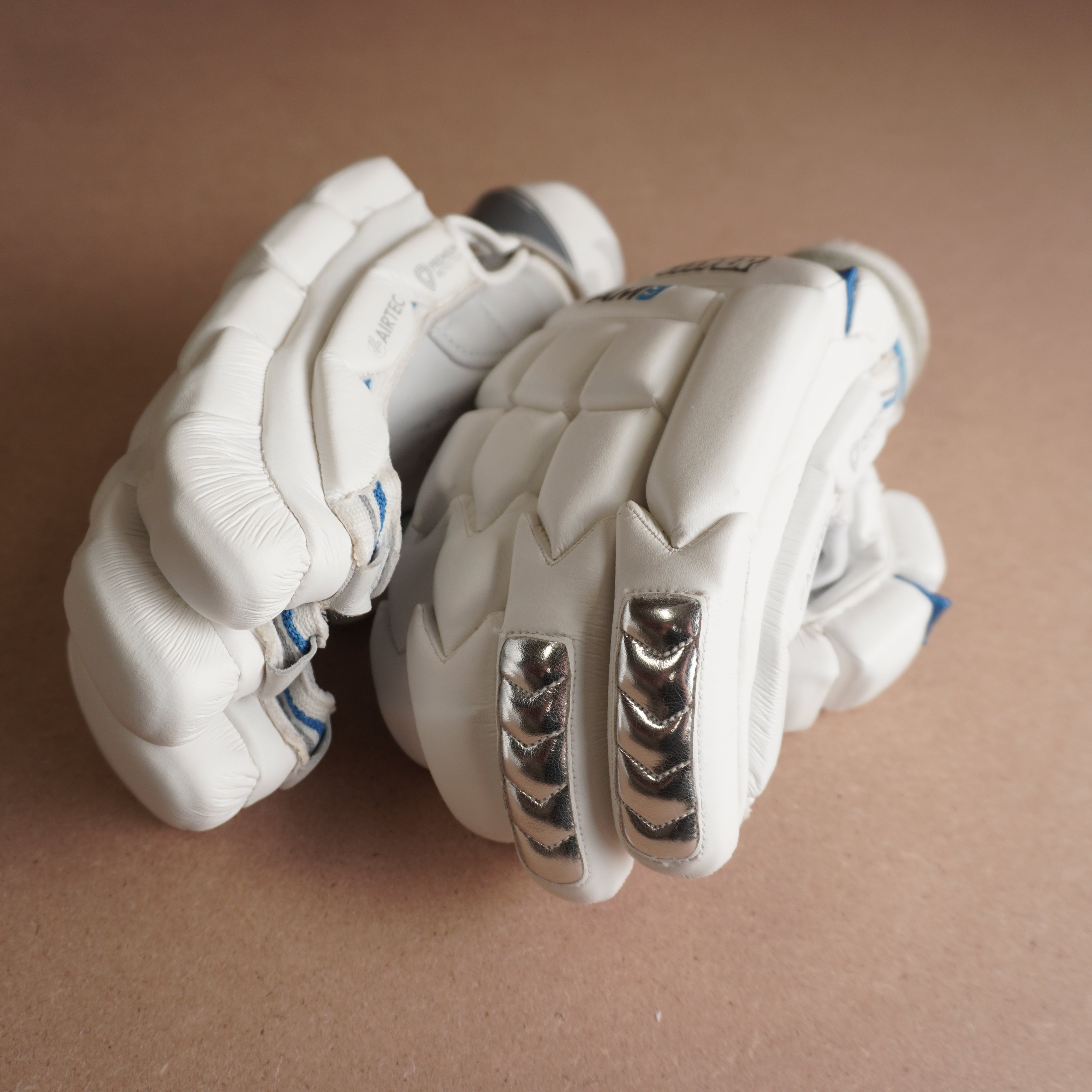 AM9 GLOVES 2024/25