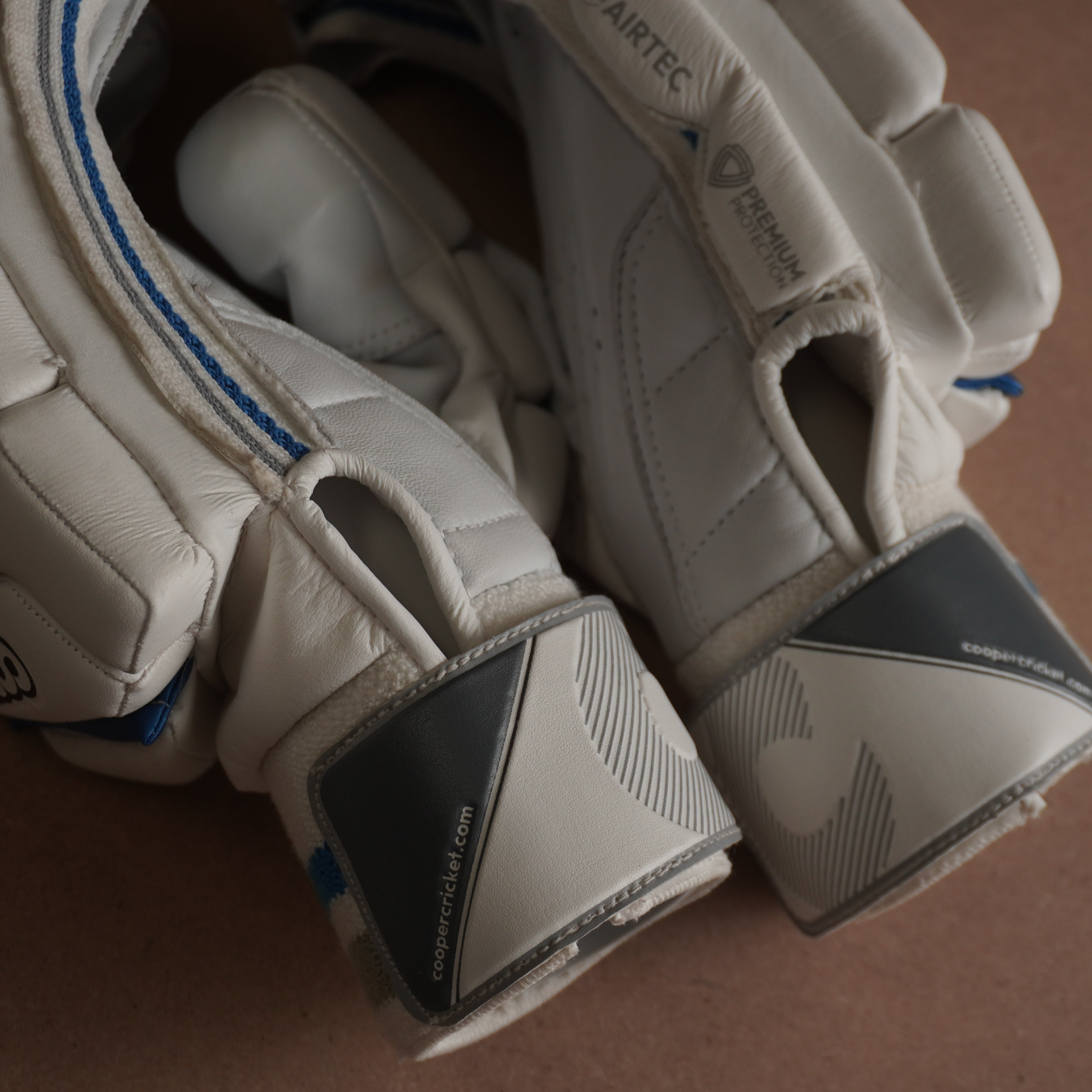 AM9 GLOVES 2024/25