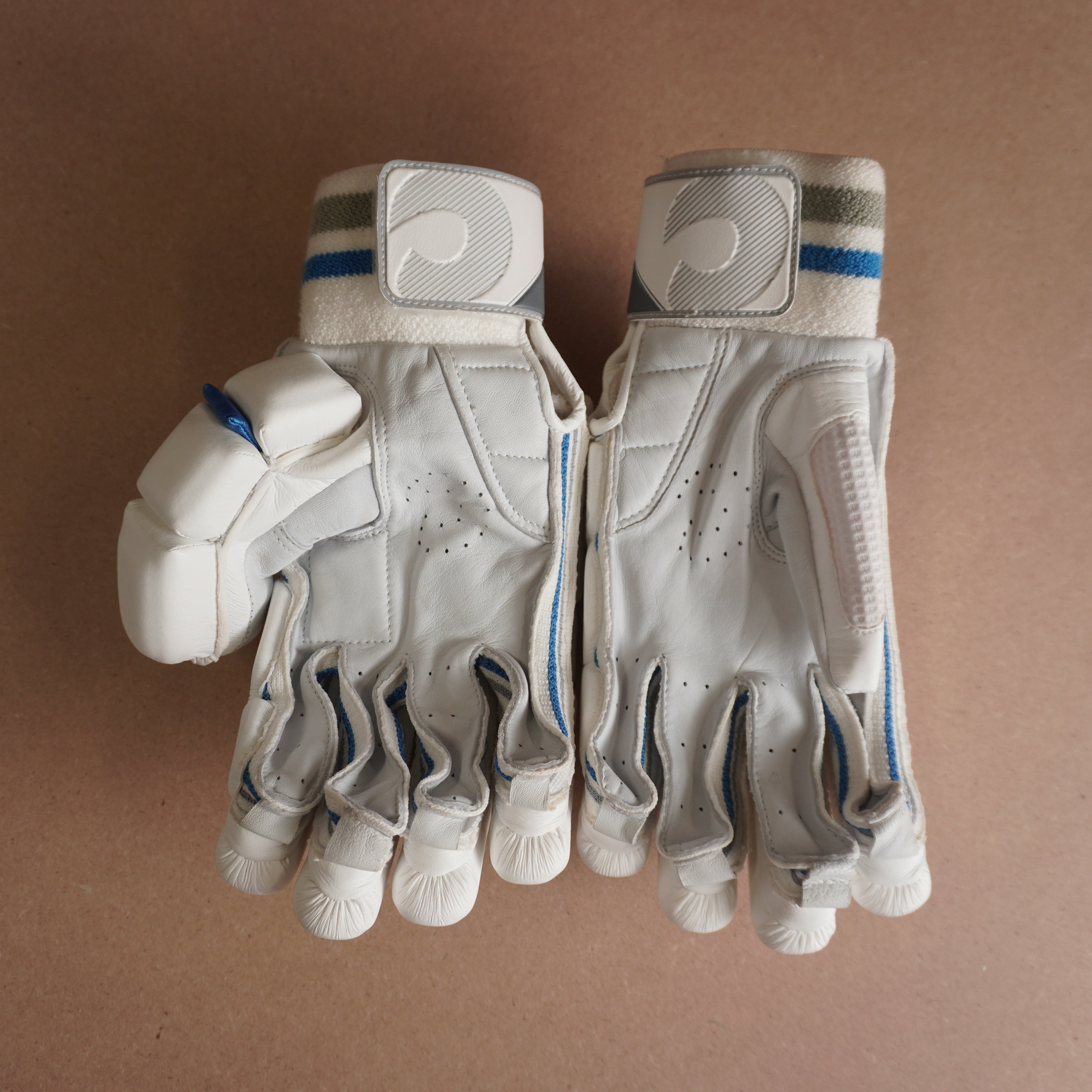 AM9 GLOVES 2024/25