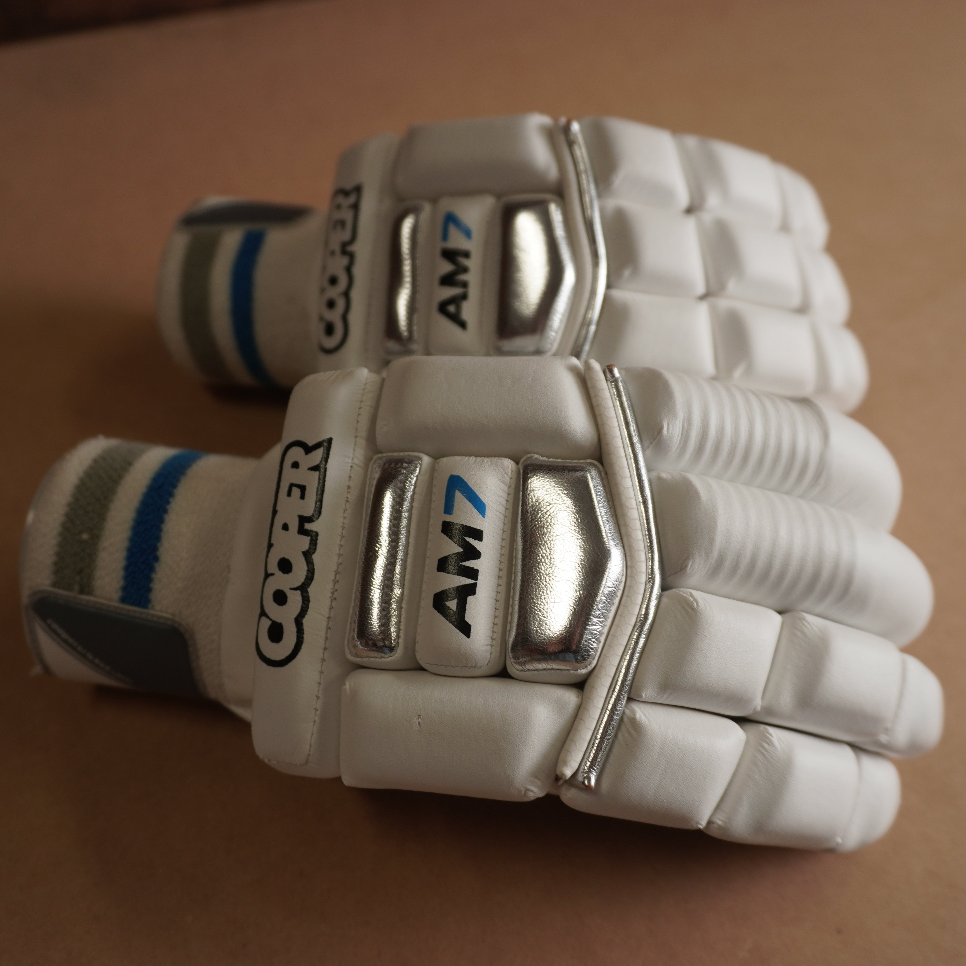 AM7 GLOVES 2024/25