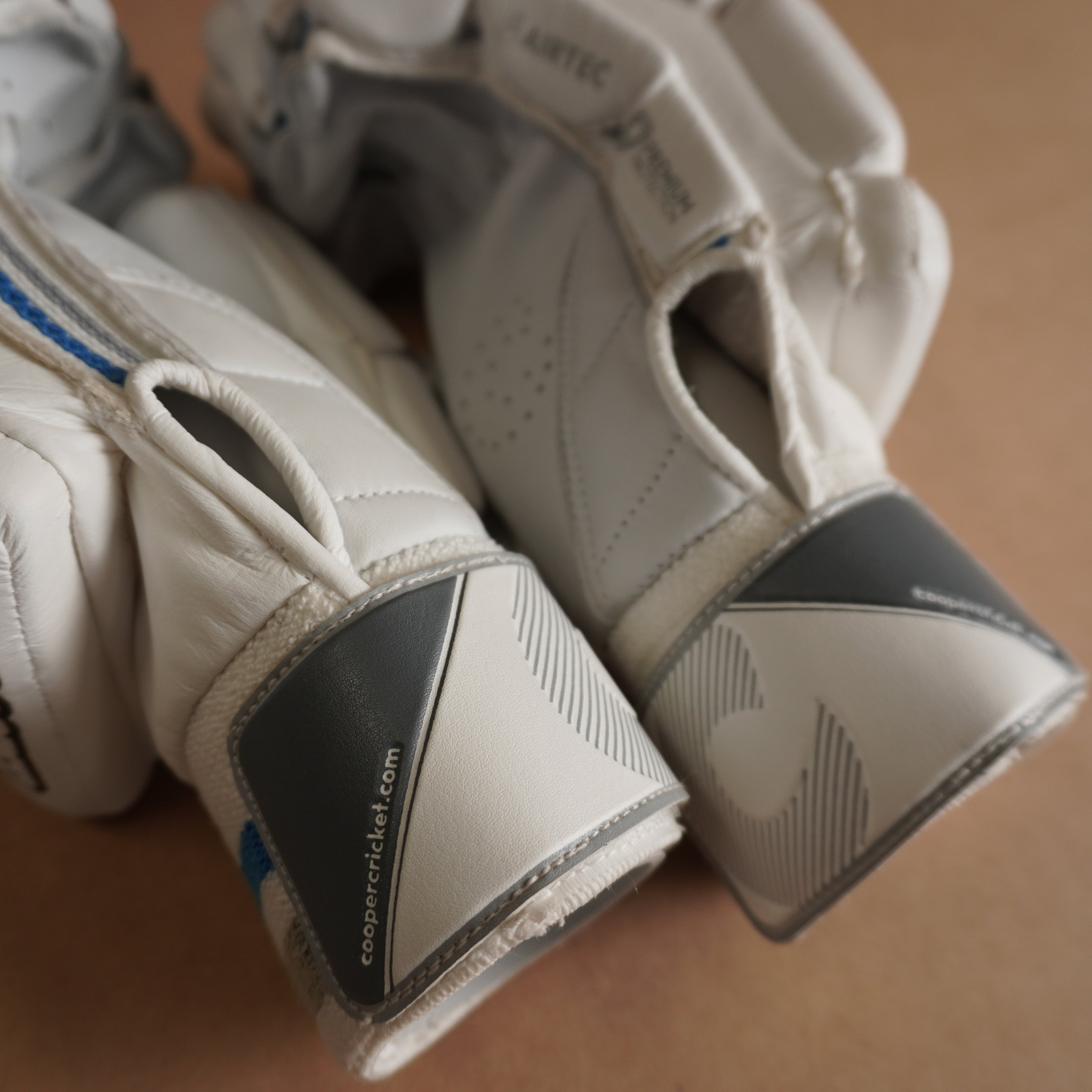 AM7 GLOVES 2024/25