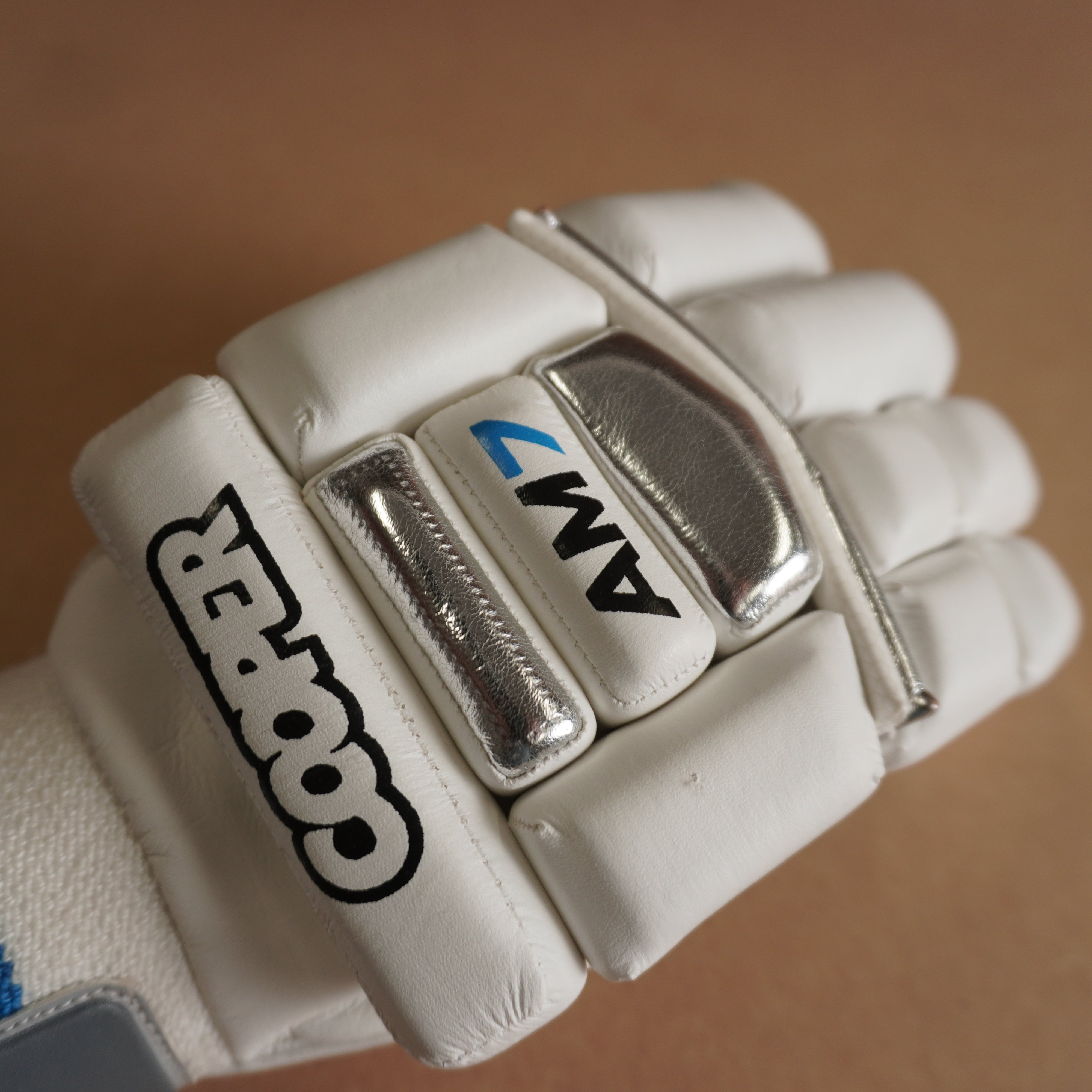 AM7 GLOVES 2024/25