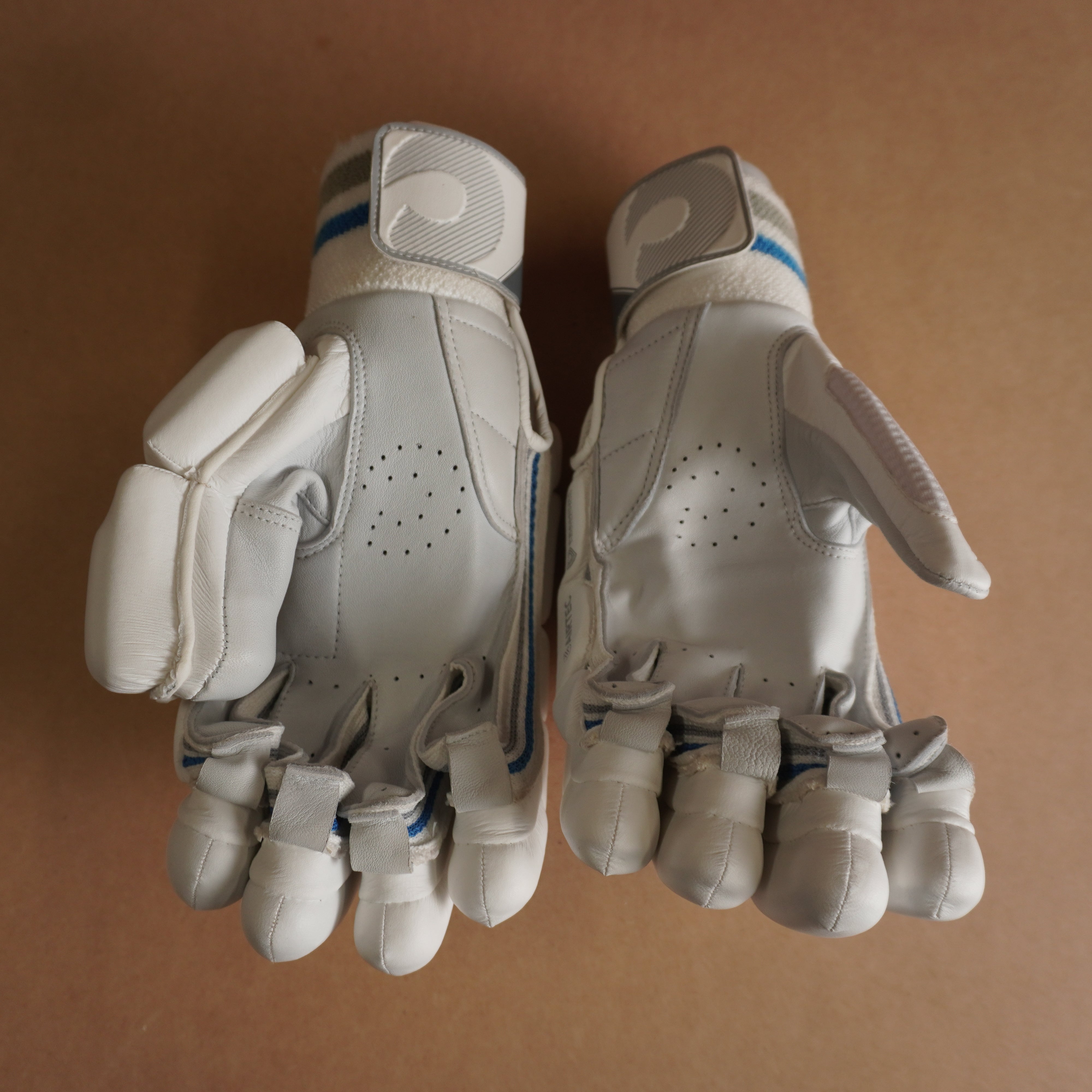 AM7 GLOVES 2024/25